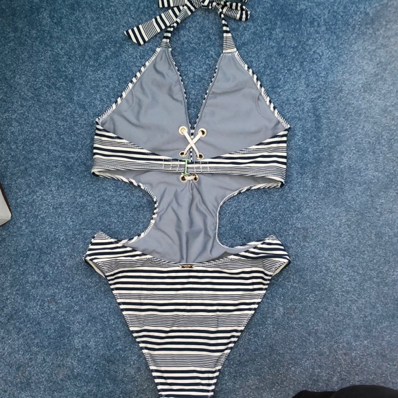 One piece bathing suit - Picture 3 of 3